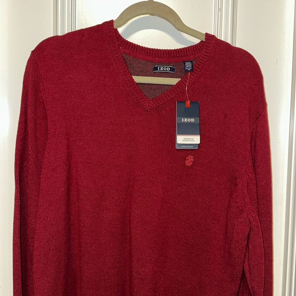 Classic v neck men's burgandy sweater!